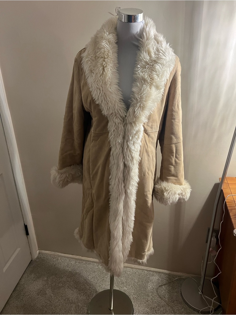 Wilsons Leather: Women’s Real leather/suede w:Faux Fur  interior & cuffs. Size M